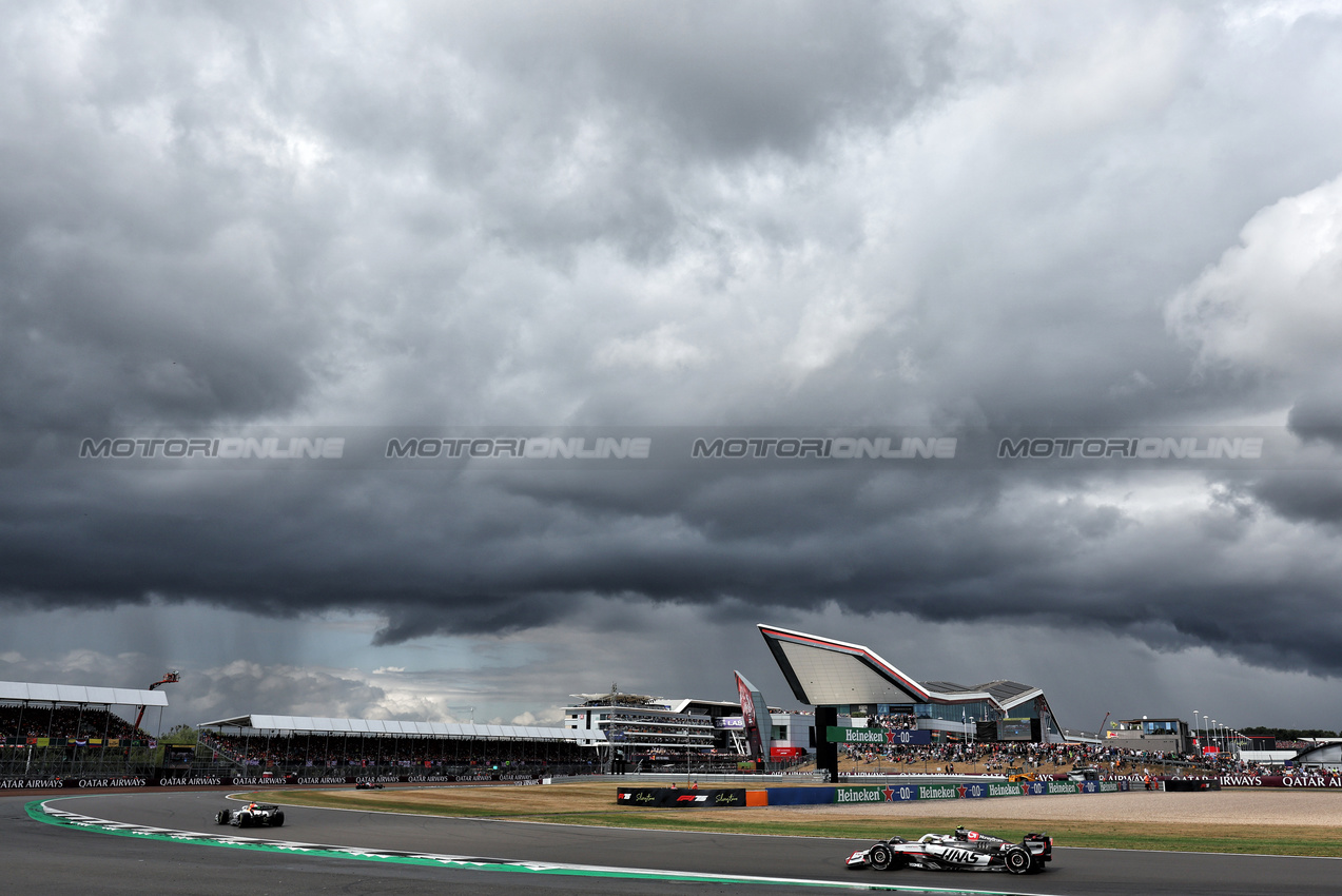 GP GRAN BRETAGNA, Oliver Bearman (GBR) Haas VF-25.

06.07.2025. Formula 1 World Championship, Rd 12, British Grand Prix, Silverstone, England, Gara Day.

- www.xpbimages.com, EMail: requests@xpbimages.com © Copyright: Moy / XPB Images