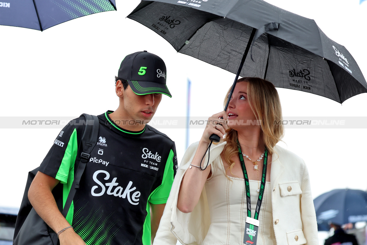 GP GRAN BRETAGNA, Gabriel Bortoleto (BRA) Sauber with Domenica Isabella Bernardini (BRA).

06.07.2025. Formula 1 World Championship, Rd 12, British Grand Prix, Silverstone, England, Gara Day.

 - www.xpbimages.com, EMail: requests@xpbimages.com © Copyright: Rew / XPB Images