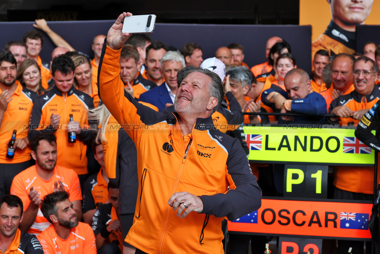 GP GRAN BRETAGNA, Zak Brown (USA) McLaren Executive Director celebrates a 1-2 finish with the team.

06.07.2025. Formula 1 World Championship, Rd 12, British Grand Prix, Silverstone, England, Gara Day.

- www.xpbimages.com, EMail: requests@xpbimages.com © Copyright: Moy / XPB Images