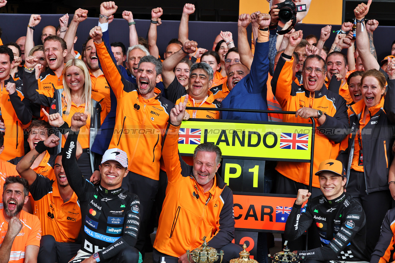 GP GRAN BRETAGNA, Gara winner Lando Norris (GBR) McLaren celebrates with Zak Brown (USA) McLaren Executive Director; second placed Oscar Piastri (AUS) McLaren; e the team.

06.07.2025. Formula 1 World Championship, Rd 12, British Grand Prix, Silverstone, England, Gara Day.

- www.xpbimages.com, EMail: requests@xpbimages.com © Copyright: Moy / XPB Images
