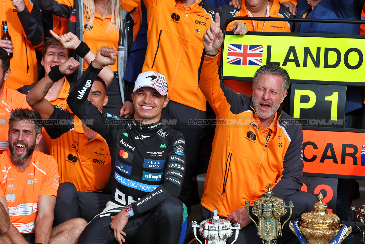 GP GRAN BRETAGNA, Gara winner Lando Norris (GBR) McLaren celebrates with Zak Brown (USA) McLaren Executive Director e the team.

06.07.2025. Formula 1 World Championship, Rd 12, British Grand Prix, Silverstone, England, Gara Day.

- www.xpbimages.com, EMail: requests@xpbimages.com © Copyright: Moy / XPB Images