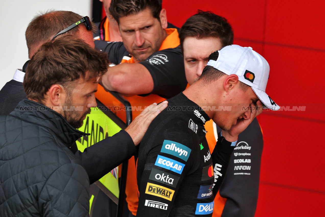 GP GRAN BRETAGNA, Lando Norris (GBR) McLaren injured during the post race victory celebrations.

06.07.2025. Formula 1 World Championship, Rd 12, British Grand Prix, Silverstone, England, Gara Day.

- www.xpbimages.com, EMail: requests@xpbimages.com © Copyright: Moy / XPB Images