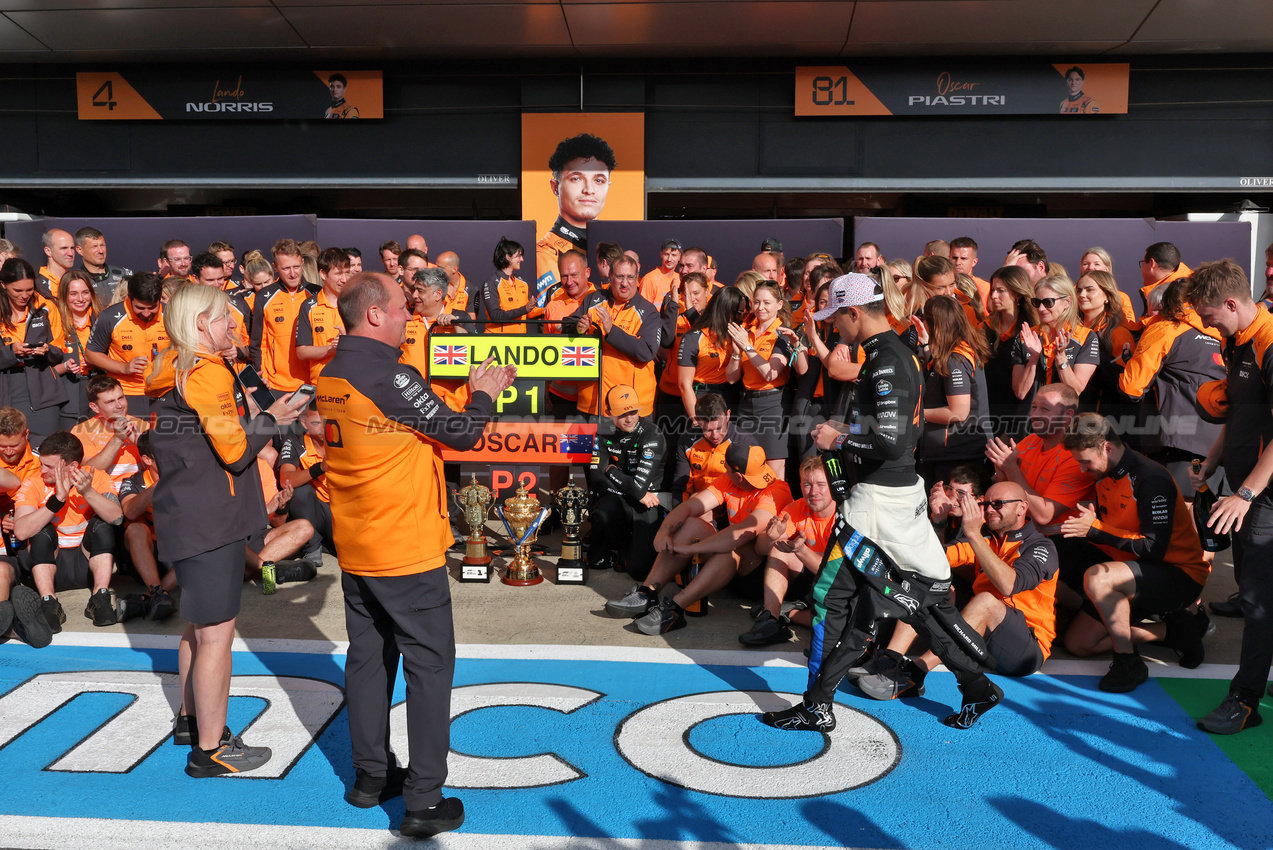 GP GRAN BRETAGNA, Gara winner Lando Norris (GBR) McLaren celebrates with the team.

06.07.2025. Formula 1 World Championship, Rd 12, British Grand Prix, Silverstone, England, Gara Day.

- www.xpbimages.com, EMail: requests@xpbimages.com © Copyright: Moy / XPB Images