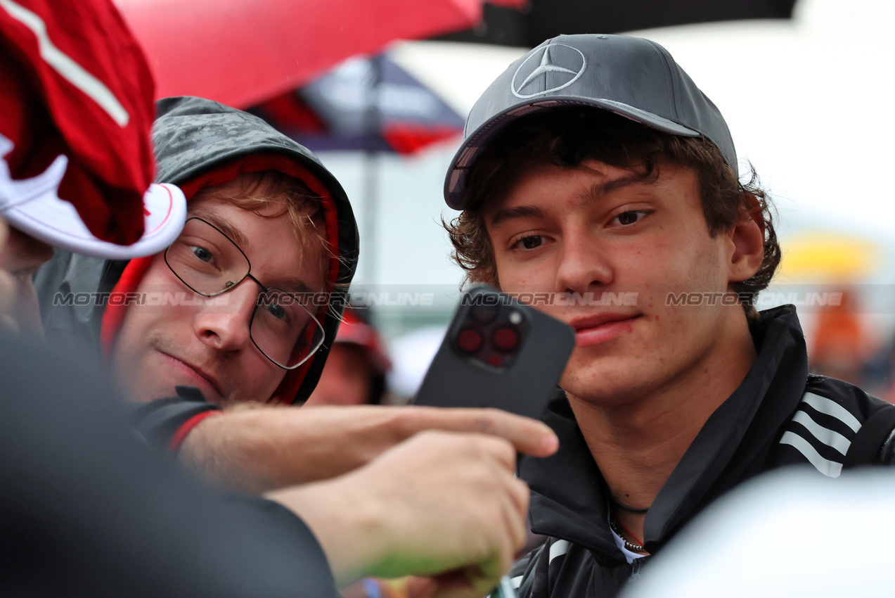 GP GRAN BRETAGNA, Andrea Kimi Antonelli (ITA) Mercedes AMG F1 with fans.

06.07.2025. Formula 1 World Championship, Rd 12, British Grand Prix, Silverstone, England, Gara Day.

 - www.xpbimages.com, EMail: requests@xpbimages.com © Copyright: Rew / XPB Images
