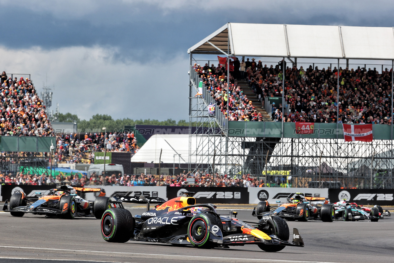 GP GRAN BRETAGNA, Max Verstappen (NLD) Red Bull Racing RB21.

06.07.2025. Formula 1 World Championship, Rd 12, British Grand Prix, Silverstone, England, Gara Day.

- www.xpbimages.com, EMail: requests@xpbimages.com © Copyright: Davenport / XPB Images