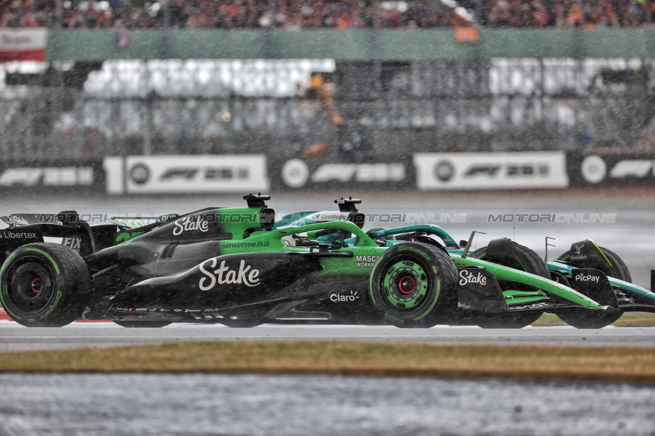 GP GRAN BRETAGNA, Nico Hulkenberg (GER) Sauber C45 e Lance Stroll (CDN) Aston Martin F1 Team AMR25 battle for position.

06.07.2025. Formula 1 World Championship, Rd 12, British Grand Prix, Silverstone, England, Gara Day.

- www.xpbimages.com, EMail: requests@xpbimages.com © Copyright: Davenport / XPB Images