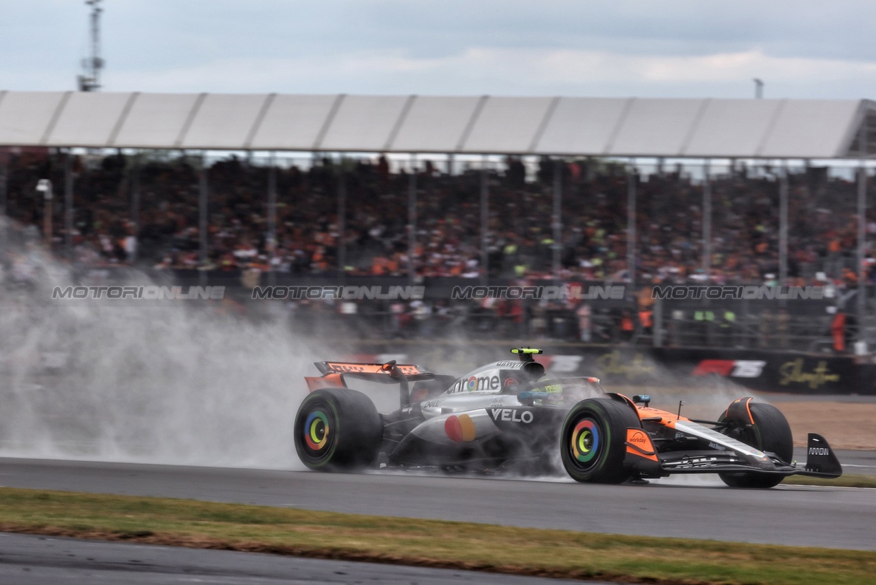 GP GRAN BRETAGNA, Lando Norris (GBR) McLaren MCL39.

06.07.2025. Formula 1 World Championship, Rd 12, British Grand Prix, Silverstone, England, Gara Day.

- www.xpbimages.com, EMail: requests@xpbimages.com © Copyright: Davenport / XPB Images