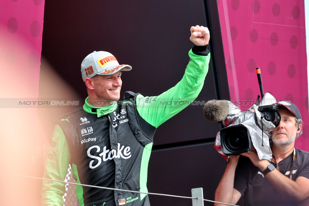 GP GRAN BRETAGNA, Nico Hulkenberg (GER) Sauber celebrates his third position on the podium.

06.07.2025. Formula 1 World Championship, Rd 12, British Grand Prix, Silverstone, England, Gara Day.

- www.xpbimages.com, EMail: requests@xpbimages.com © Copyright: Davenport / XPB Images