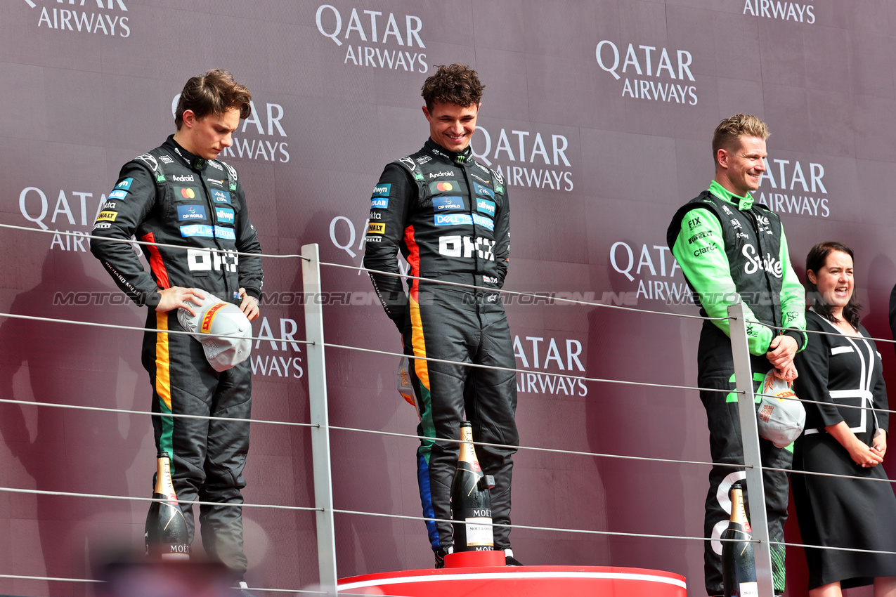 GP GRAN BRETAGNA, The podium (L to R): Oscar Piastri (AUS) McLaren, second; Lando Norris (GBR) McLaren, vincitore; Nico Hulkenberg (GER) Sauber, third.

06.07.2025. Formula 1 World Championship, Rd 12, British Grand Prix, Silverstone, England, Gara Day.

- www.xpbimages.com, EMail: requests@xpbimages.com © Copyright: Davenport / XPB Images
