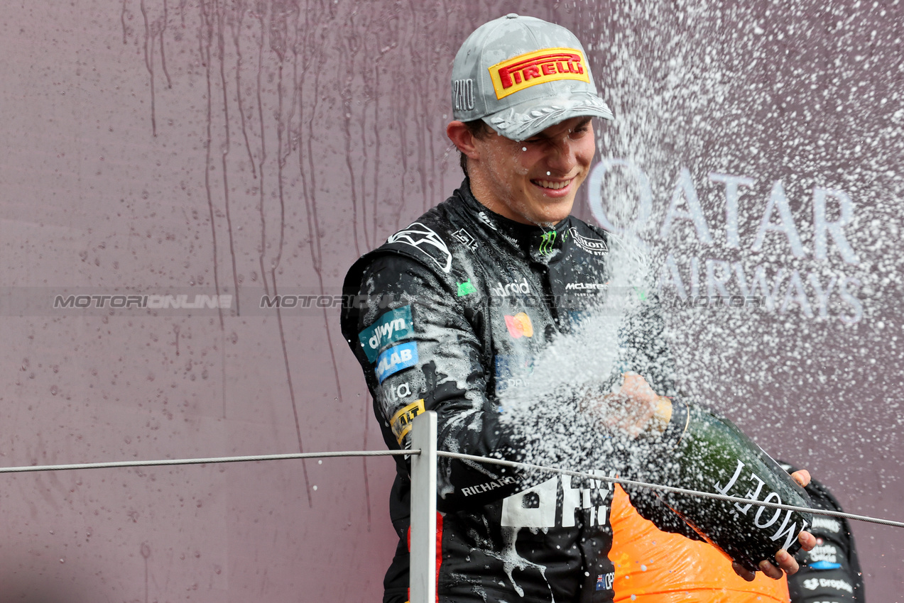 GP GRAN BRETAGNA, Oscar Piastri (AUS) McLaren celebrates his second position on the podium.

06.07.2025. Formula 1 World Championship, Rd 12, British Grand Prix, Silverstone, England, Gara Day.

- www.xpbimages.com, EMail: requests@xpbimages.com © Copyright: Davenport / XPB Images