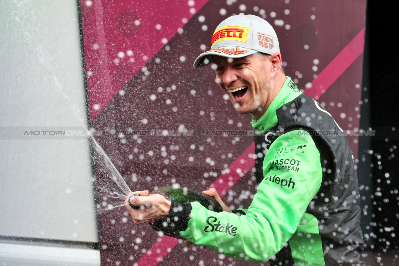 GP GRAN BRETAGNA, Nico Hulkenberg (GER) Sauber celebrates his third position on the podium.

06.07.2025. Formula 1 World Championship, Rd 12, British Grand Prix, Silverstone, England, Gara Day.

- www.xpbimages.com, EMail: requests@xpbimages.com © Copyright: Davenport / XPB Images