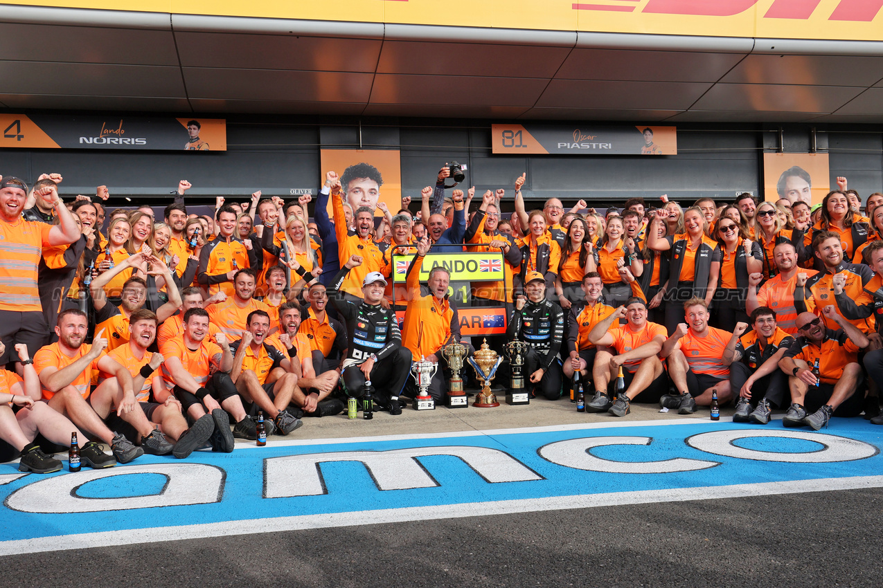GP GRAN BRETAGNA, (L to R): Lando Norris (GBR) McLaren; Zak Brown (USA) McLaren Executive Director; e Oscar Piastri (AUS) McLaren celebrate a 1-2 finish with the team.

06.07.2025. Formula 1 World Championship, Rd 12, British Grand Prix, Silverstone, England, Gara Day.

- www.xpbimages.com, EMail: requests@xpbimages.com © Copyright: Davenport / XPB Images