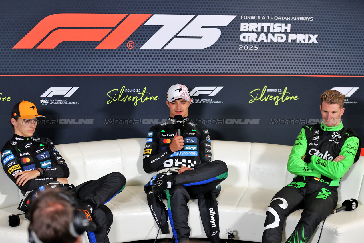 GP GRAN BRETAGNA, (L to R): Oscar Piastri (AUS) McLaren; Lando Norris (GBR) McLaren; e Nico Hulkenberg (GER) Sauber, in the post race FIA Press Conference.

06.07.2025. Formula 1 World Championship, Rd 12, British Grand Prix, Silverstone, England, Gara Day.

- www.xpbimages.com, EMail: requests@xpbimages.com © Copyright: Davenport / XPB Images