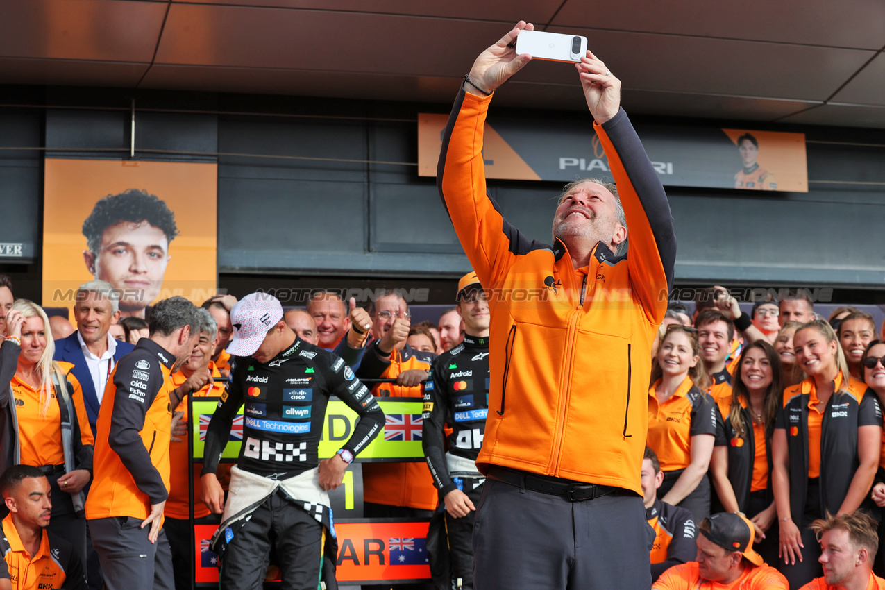 GP GRAN BRETAGNA, Zak Brown (USA) McLaren Executive Director celebrates a 1-2 finish with the team.

06.07.2025. Formula 1 World Championship, Rd 12, British Grand Prix, Silverstone, England, Gara Day.

- www.xpbimages.com, EMail: requests@xpbimages.com © Copyright: Davenport / XPB Images