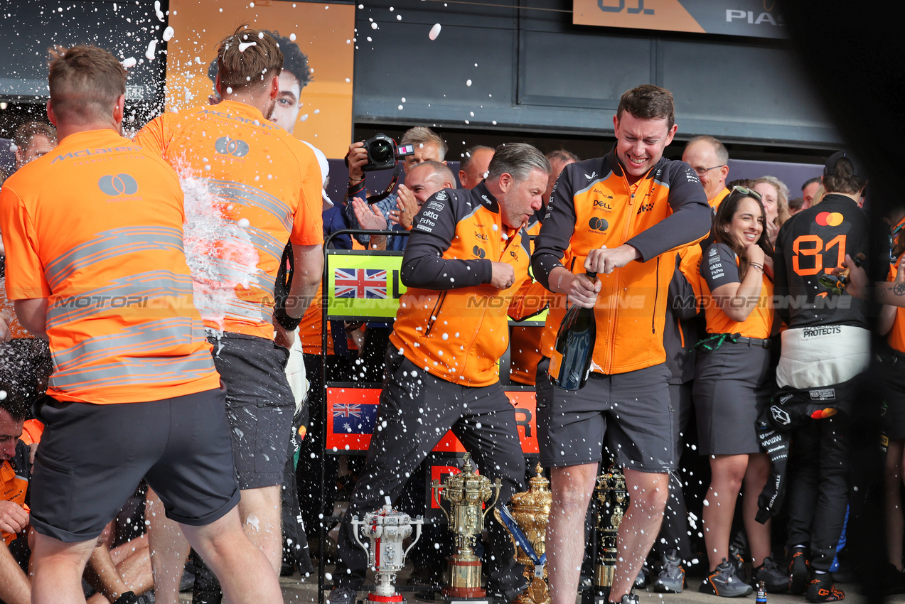 GP GRAN BRETAGNA, Zak Brown (USA) McLaren Executive Director celebrates a 1-2 finish with the team.

06.07.2025. Formula 1 World Championship, Rd 12, British Grand Prix, Silverstone, England, Gara Day.

- www.xpbimages.com, EMail: requests@xpbimages.com © Copyright: Davenport / XPB Images