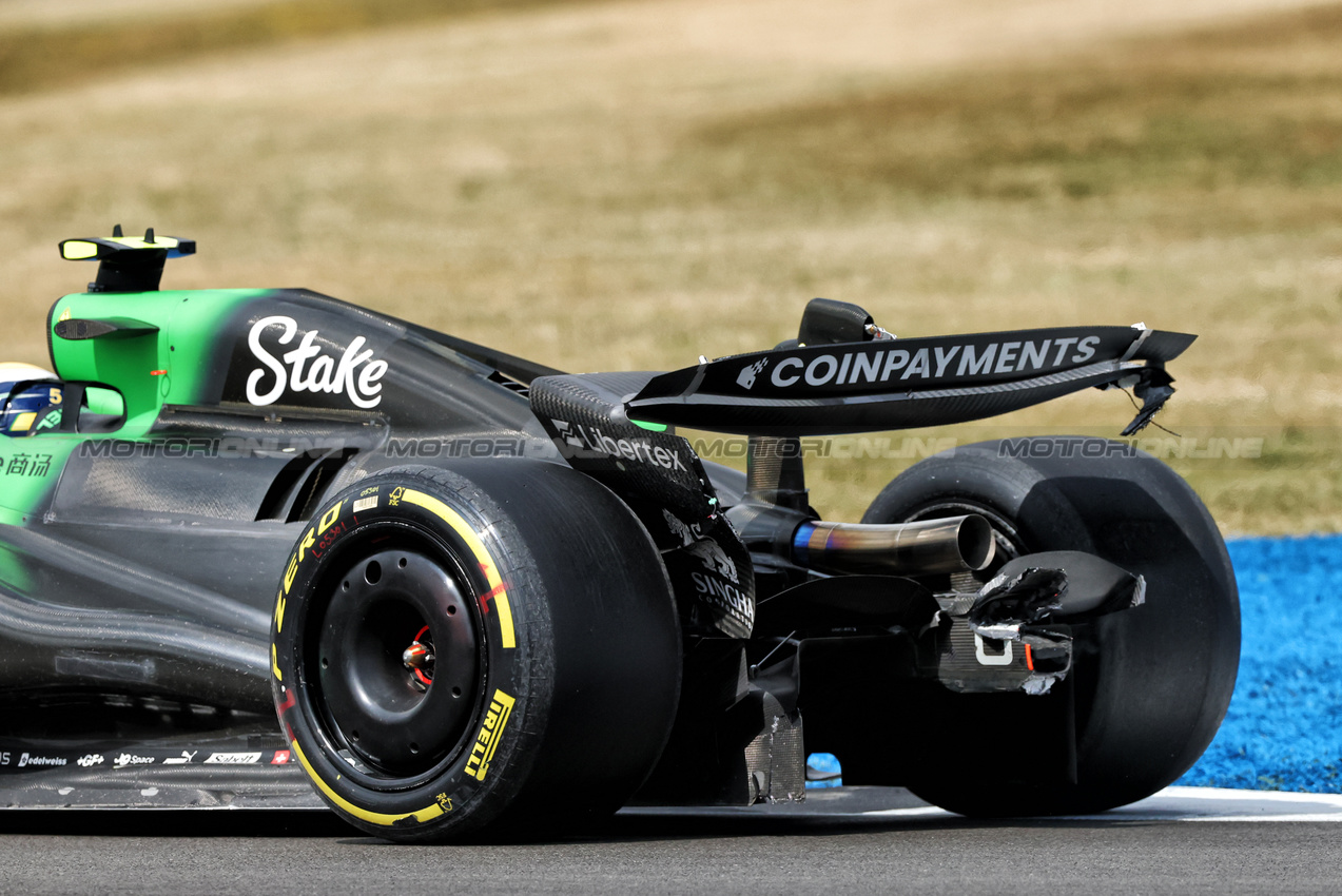 GP GRAN BRETAGNA, Gabriel Bortoleto (BRA) Sauber C45 with a broken rear wing.

06.07.2025. Formula 1 World Championship, Rd 12, British Grand Prix, Silverstone, England, Gara Day.

- www.xpbimages.com, EMail: requests@xpbimages.com © Copyright: Charniaux / XPB Images
