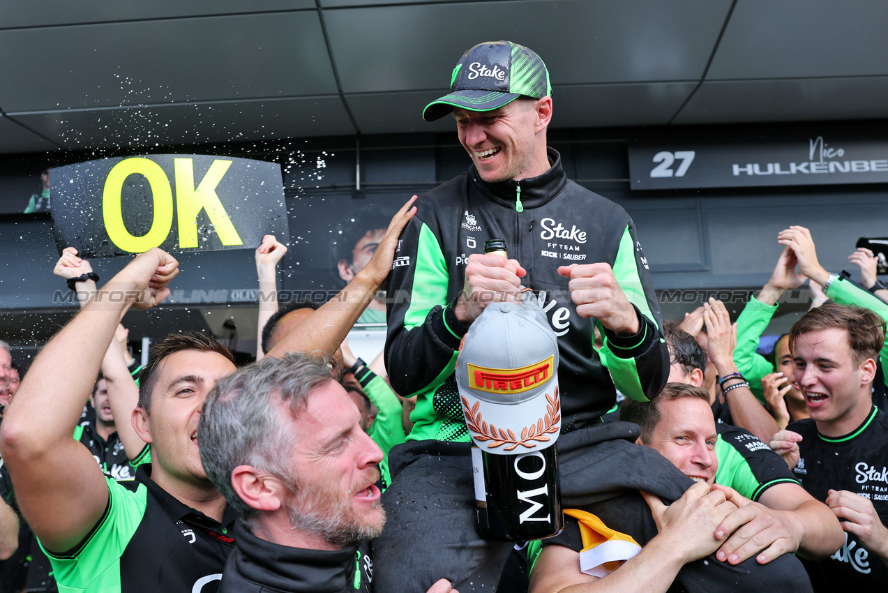 GP GRAN BRETAGNA, Nico Hulkenberg (GER) Sauber celebrates his third position with the team.

06.07.2025. Formula 1 World Championship, Rd 12, British Grand Prix, Silverstone, England, Gara Day.

- www.xpbimages.com, EMail: requests@xpbimages.com © Copyright: Charniaux / XPB Images