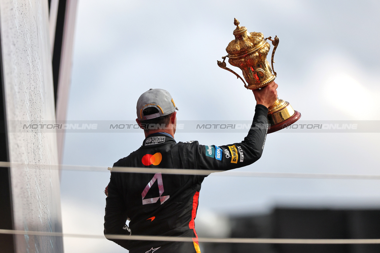 GP GRAN BRETAGNA, Gara winner Lando Norris (GBR) McLaren celebrates on the podium.

06.07.2025. Formula 1 World Championship, Rd 12, British Grand Prix, Silverstone, England, Gara Day.

- www.xpbimages.com, EMail: requests@xpbimages.com © Copyright: Charniaux / XPB Images