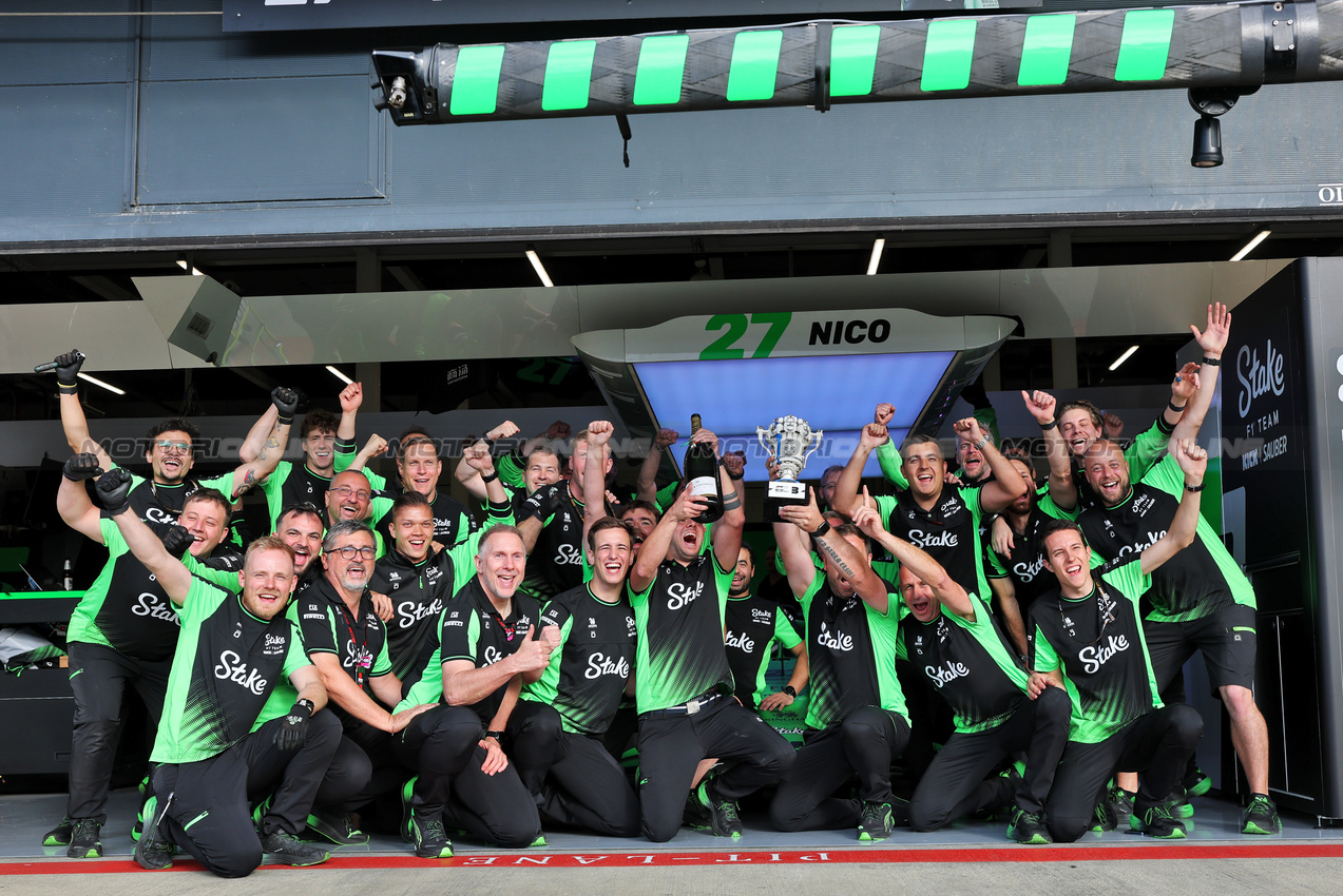 GP GRAN BRETAGNA, The crew of Nico Hulkenberg (GER) Sauber celebrate third position.

06.07.2025. Formula 1 World Championship, Rd 12, British Grand Prix, Silverstone, England, Gara Day.

- www.xpbimages.com, EMail: requests@xpbimages.com © Copyright: Charniaux / XPB Images