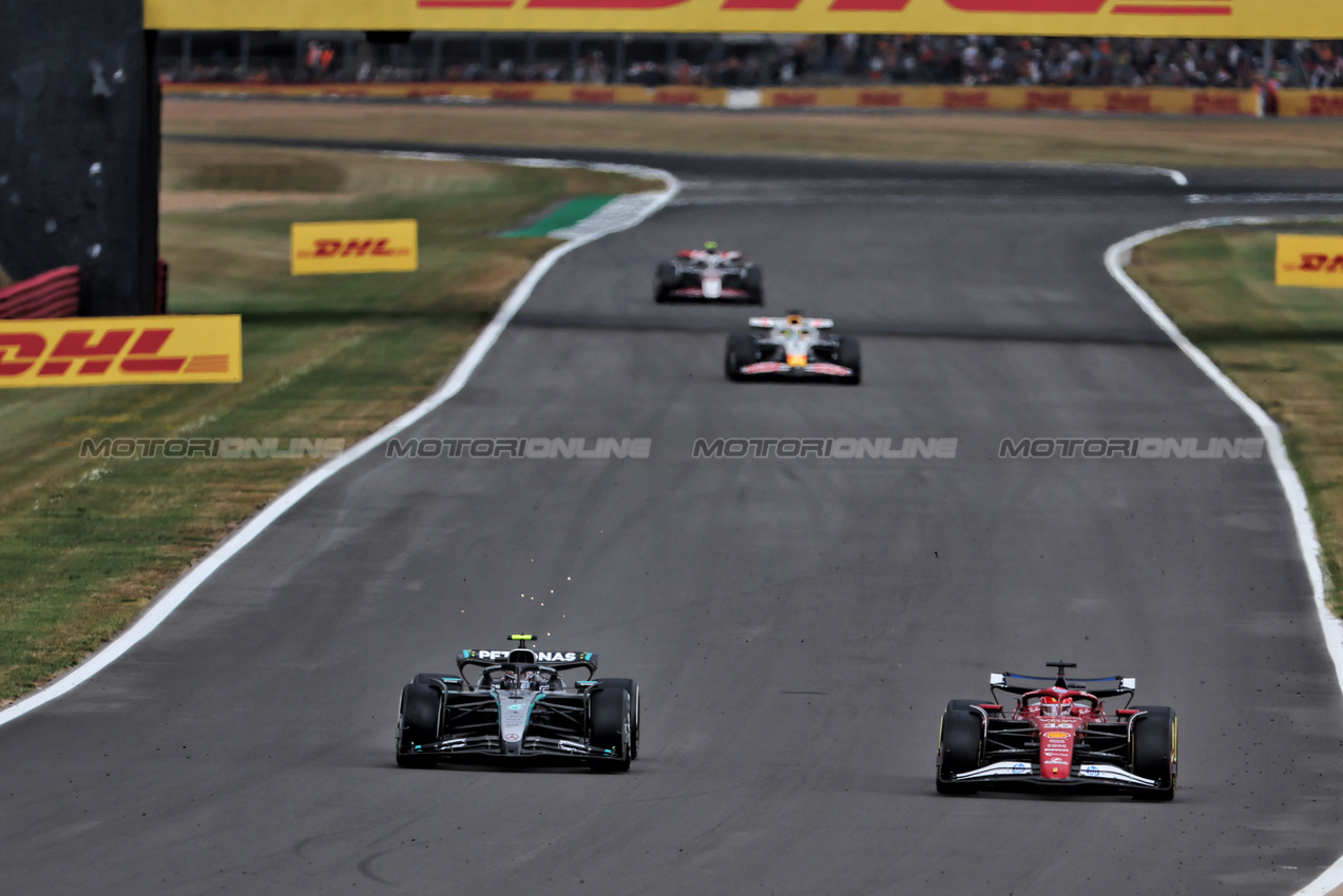 GP GRAN BRETAGNA, Andrea Kimi Antonelli (ITA) Mercedes AMG F1 W16 e Charles Leclerc (MON) Ferrari SF-25 battle for position.

06.07.2025. Formula 1 World Championship, Rd 12, British Grand Prix, Silverstone, England, Gara Day.

 - www.xpbimages.com, EMail: requests@xpbimages.com © Copyright: Rew / XPB Images