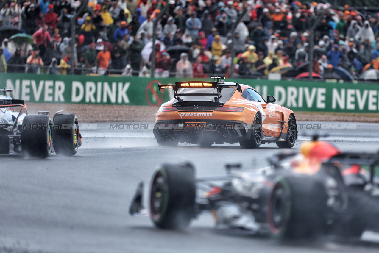 GP GRAN BRETAGNA, Oscar Piastri (AUS) McLaren MCL39 davanti a behind the Mercedes FIA Safety Car.

06.07.2025. Formula 1 World Championship, Rd 12, British Grand Prix, Silverstone, England, Gara Day.

 - www.xpbimages.com, EMail: requests@xpbimages.com © Copyright: Rew / XPB Images