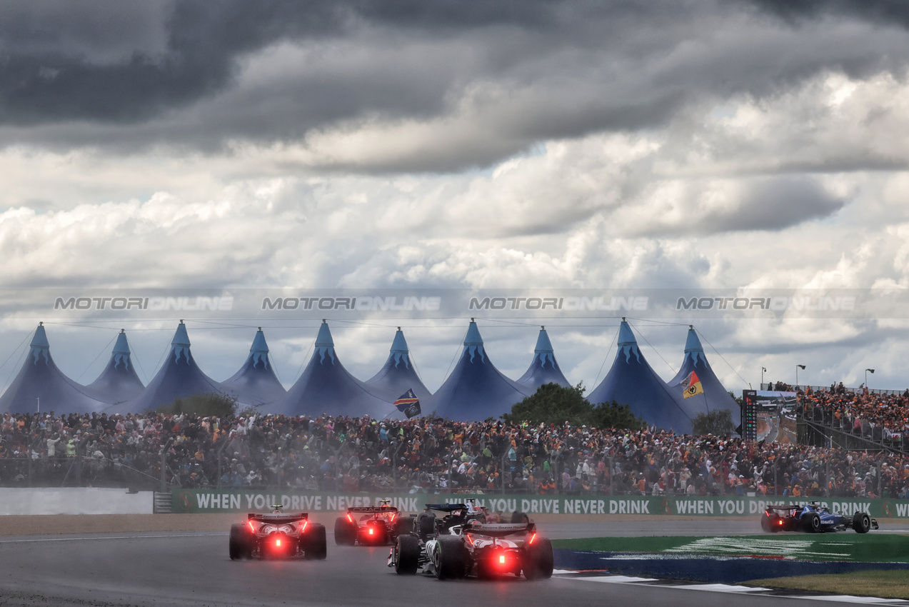 GP GRAN BRETAGNA, Esteban Ocon (FRA) Haas VF-25.

06.07.2025. Formula 1 World Championship, Rd 12, British Grand Prix, Silverstone, England, Gara Day.

 - www.xpbimages.com, EMail: requests@xpbimages.com © Copyright: Rew / XPB Images