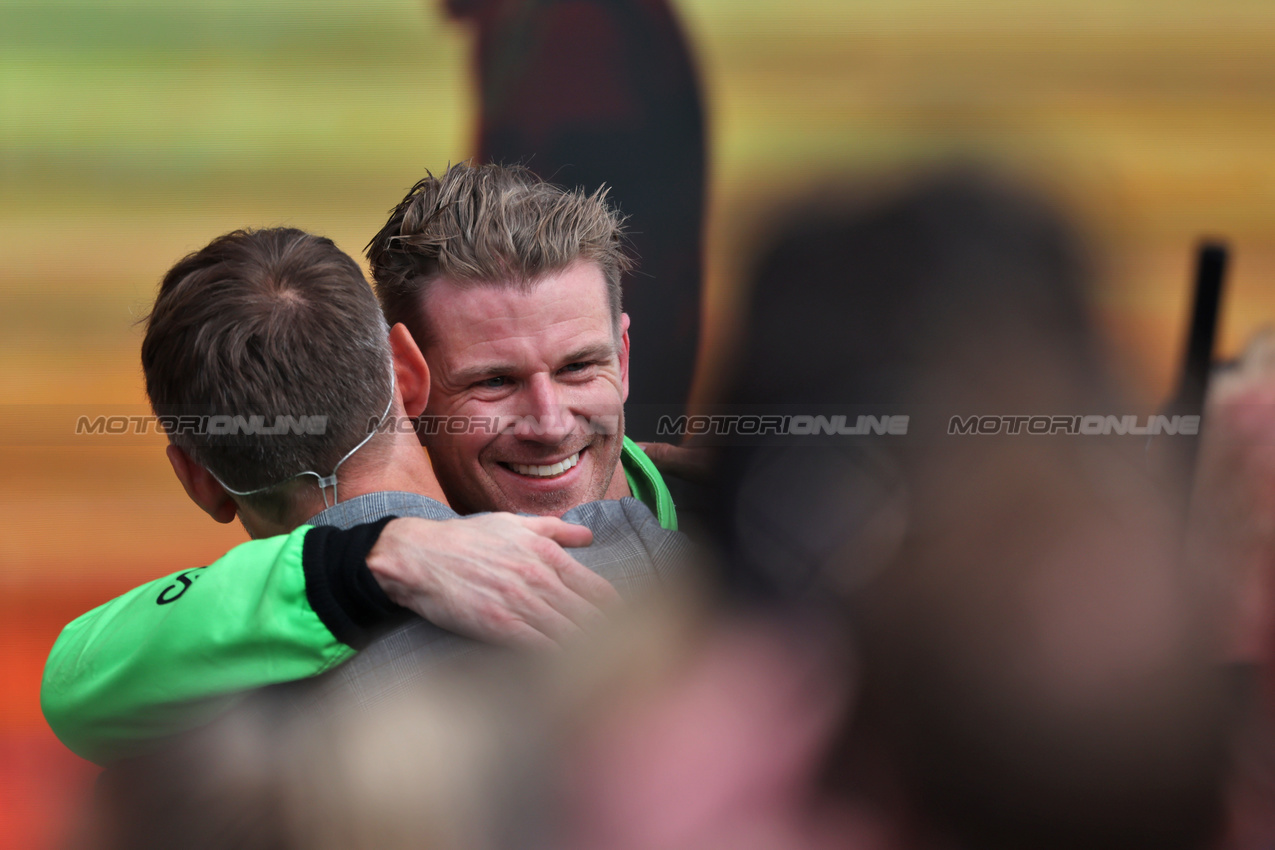GP GRAN BRETAGNA, Nico Hulkenberg (GER) Sauber celebrates his third position with Jenson Button (GBR) Sky Sports F1 Presenter / Atlassian Williams Racing Senior Advisor in parc ferme.

06.07.2025. Formula 1 World Championship, Rd 12, British Grand Prix, Silverstone, England, Gara Day.

 - www.xpbimages.com, EMail: requests@xpbimages.com © Copyright: Rew / XPB Images