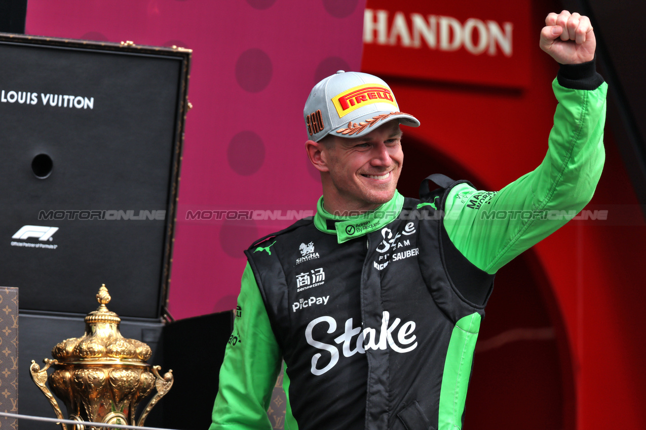 GP GRAN BRETAGNA, Nico Hulkenberg (GER) Sauber celebrates his third position on the podium.

06.07.2025. Formula 1 World Championship, Rd 12, British Grand Prix, Silverstone, England, Gara Day.

 - www.xpbimages.com, EMail: requests@xpbimages.com © Copyright: Rew / XPB Images