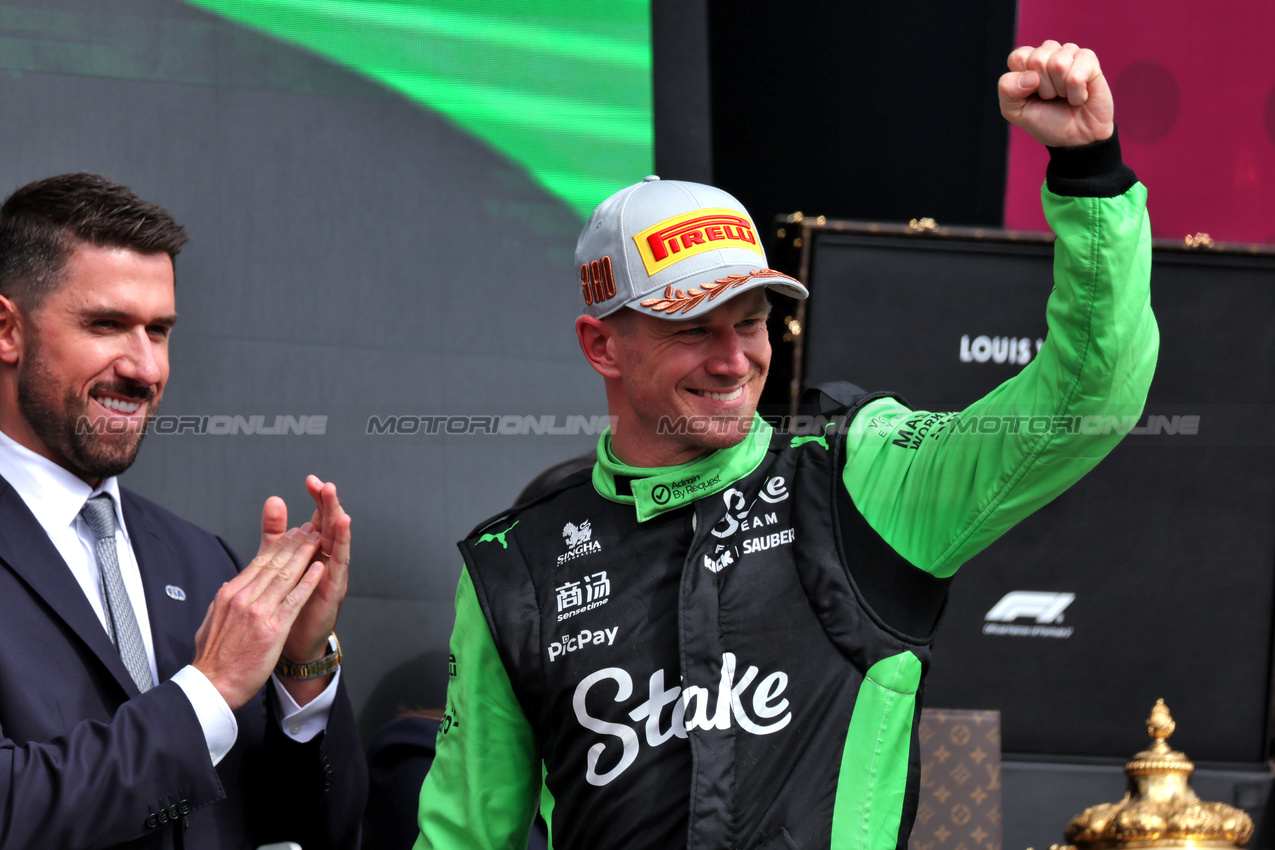 GP GRAN BRETAGNA, Nico Hulkenberg (GER) Sauber celebrates his third position on the podium.

06.07.2025. Formula 1 World Championship, Rd 12, British Grand Prix, Silverstone, England, Gara Day.

 - www.xpbimages.com, EMail: requests@xpbimages.com © Copyright: Rew / XPB Images