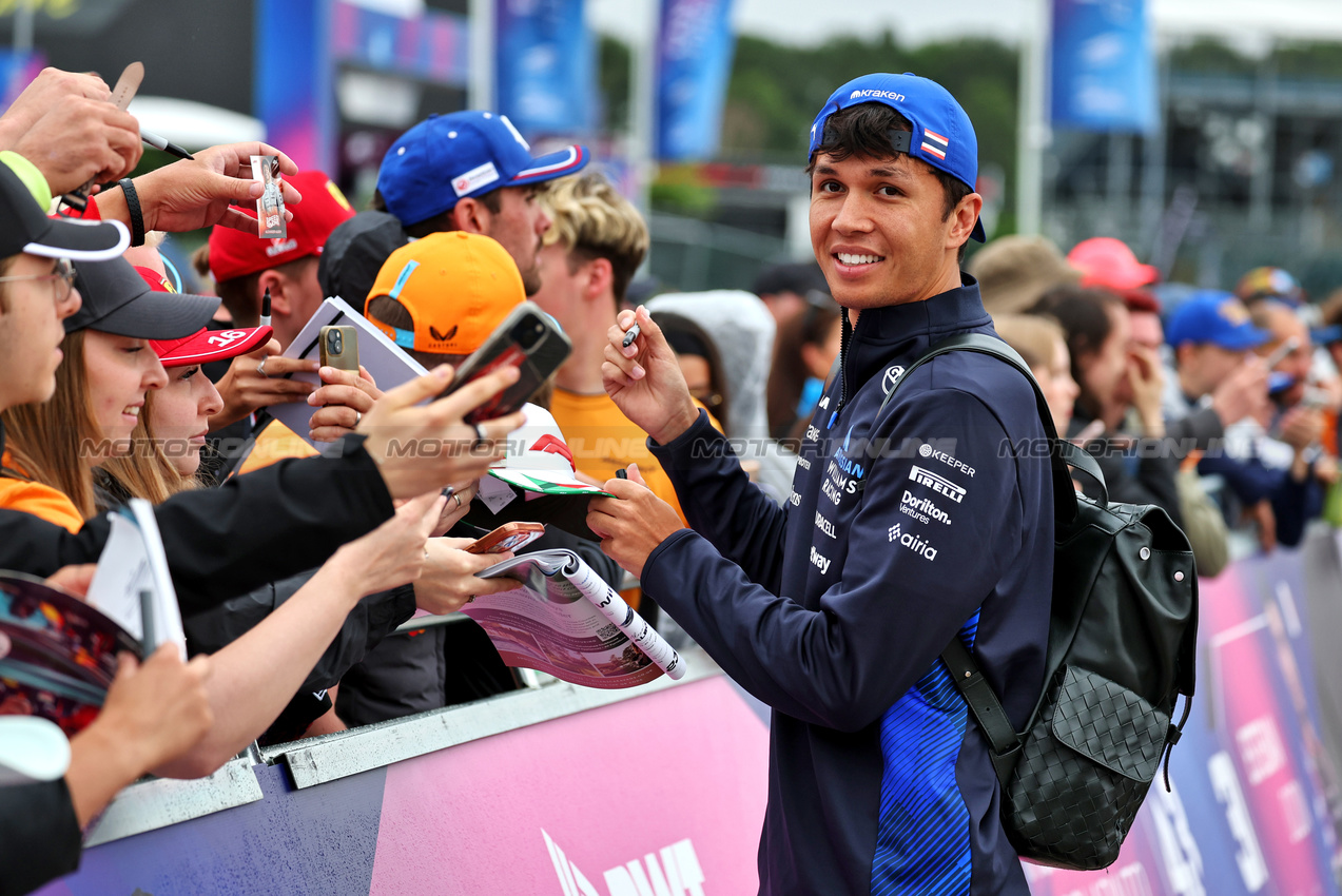 GP GRAN BRETAGNA, Alexander Albon (THA) Atlassian Williams Racing with fans.

06.07.2025. Formula 1 World Championship, Rd 12, British Grand Prix, Silverstone, England, Gara Day.

- www.xpbimages.com, EMail: requests@xpbimages.com © Copyright: Moy / XPB Images