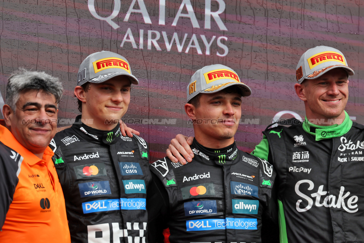 GP GRAN BRETAGNA, The podium (L to R): Peter Prodromou (GBR) McLaren Technical Director, Aerodynamics; Oscar Piastri (AUS) McLaren, second; Lando Norris (GBR) McLaren, vincitore; Nico Hulkenberg (GER) Sauber, third.

06.07.2025. Formula 1 World Championship, Rd 12, British Grand Prix, Silverstone, England, Gara Day.

 - www.xpbimages.com, EMail: requests@xpbimages.com © Copyright: Rew / XPB Images