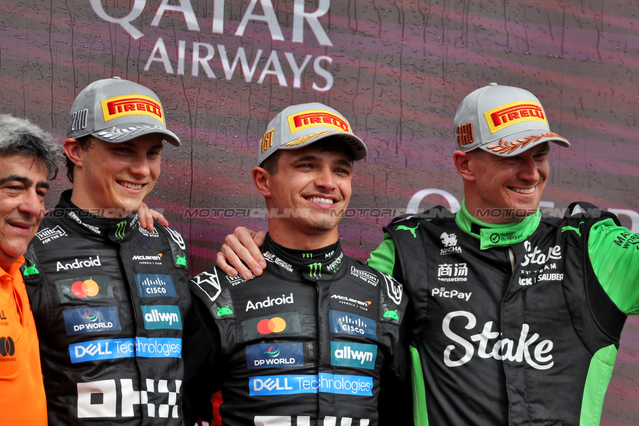 GP GRAN BRETAGNA, The podium (L to R): Peter Prodromou (GBR) McLaren Technical Director, Aerodynamics; Oscar Piastri (AUS) McLaren, second; Lando Norris (GBR) McLaren, vincitore; Nico Hulkenberg (GER) Sauber, third.

06.07.2025. Formula 1 World Championship, Rd 12, British Grand Prix, Silverstone, England, Gara Day.

 - www.xpbimages.com, EMail: requests@xpbimages.com © Copyright: Rew / XPB Images
