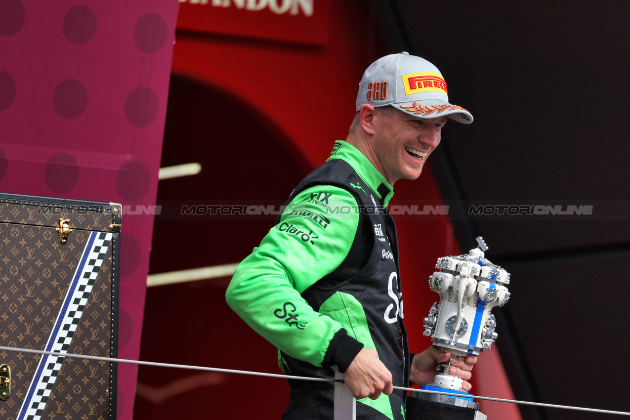GP GRAN BRETAGNA, Nico Hulkenberg (GER) Sauber celebrates his third position on the podium.

06.07.2025. Formula 1 World Championship, Rd 12, British Grand Prix, Silverstone, England, Gara Day.

 - www.xpbimages.com, EMail: requests@xpbimages.com © Copyright: Rew / XPB Images