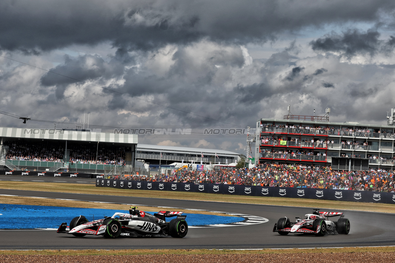 GP GRAN BRETAGNA, Oliver Bearman (GBR) Haas VF-25 e Esteban Ocon (FRA) Haas VF-25.

06.07.2025. Formula 1 World Championship, Rd 12, British Grand Prix, Silverstone, England, Gara Day.

- www.xpbimages.com, EMail: requests@xpbimages.com © Copyright: Bearne / XPB Images