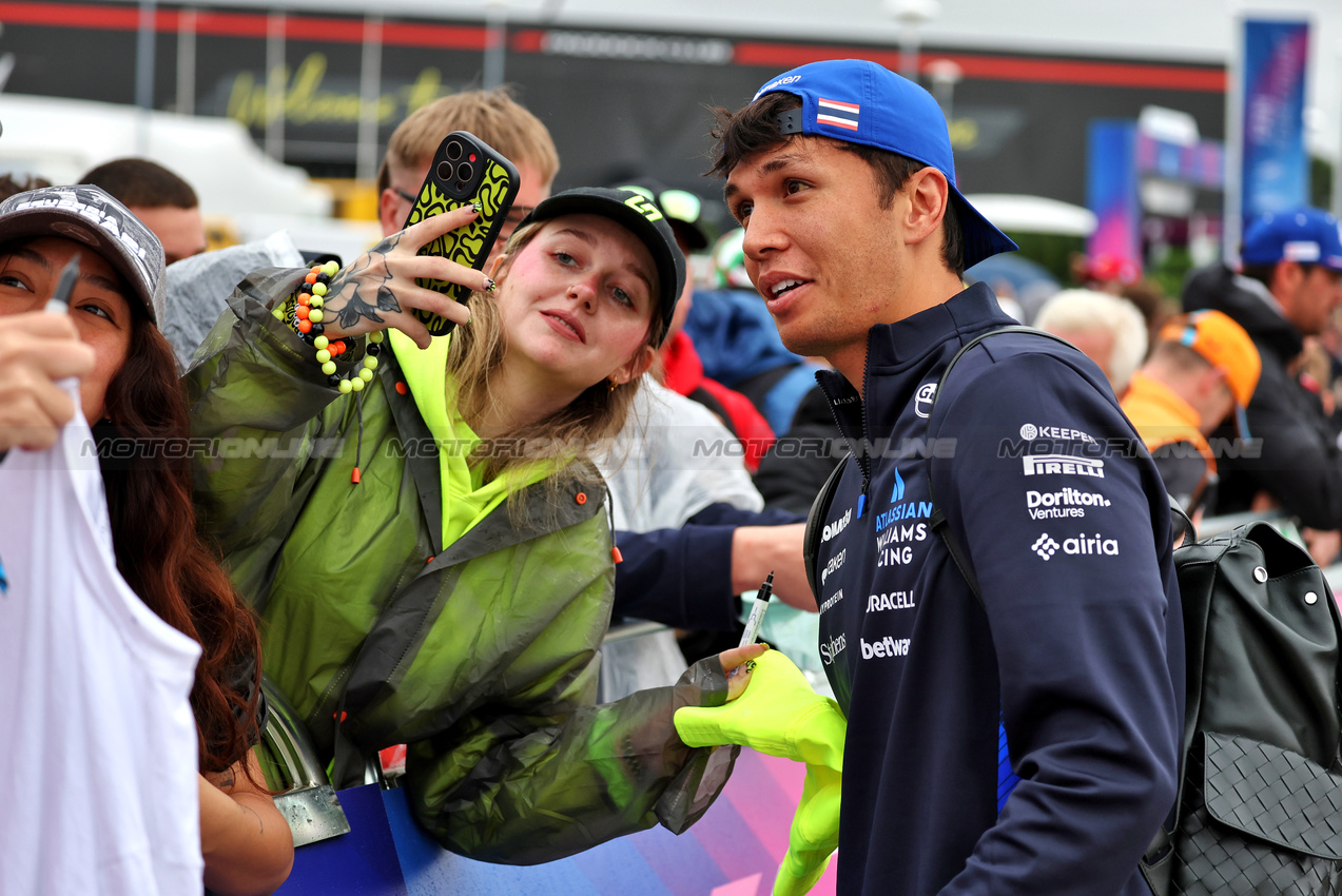 GP GRAN BRETAGNA, Alexander Albon (THA) Atlassian Williams Racing with fans.

06.07.2025. Formula 1 World Championship, Rd 12, British Grand Prix, Silverstone, England, Gara Day.

- www.xpbimages.com, EMail: requests@xpbimages.com © Copyright: Moy / XPB Images