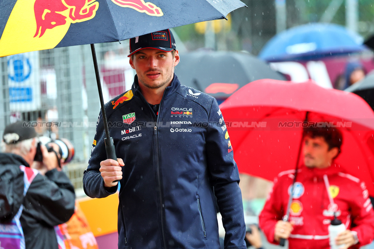 GP GRAN BRETAGNA, Max Verstappen (NLD) Red Bull Racing on the drivers' parade.

06.07.2025. Formula 1 World Championship, Rd 12, British Grand Prix, Silverstone, England, Gara Day.

- www.xpbimages.com, EMail: requests@xpbimages.com © Copyright: Batchelor / XPB Images