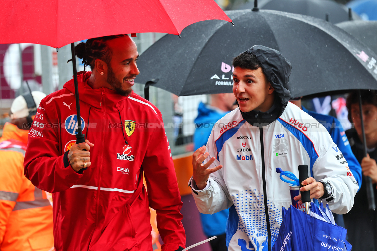 GP GRAN BRETAGNA, (L to R): Lewis Hamilton (GBR) Ferrari with Isack Hadjar (FRA) Racing Bulls on the drivers' parade.

06.07.2025. Formula 1 World Championship, Rd 12, British Grand Prix, Silverstone, England, Gara Day.

- www.xpbimages.com, EMail: requests@xpbimages.com © Copyright: Batchelor / XPB Images