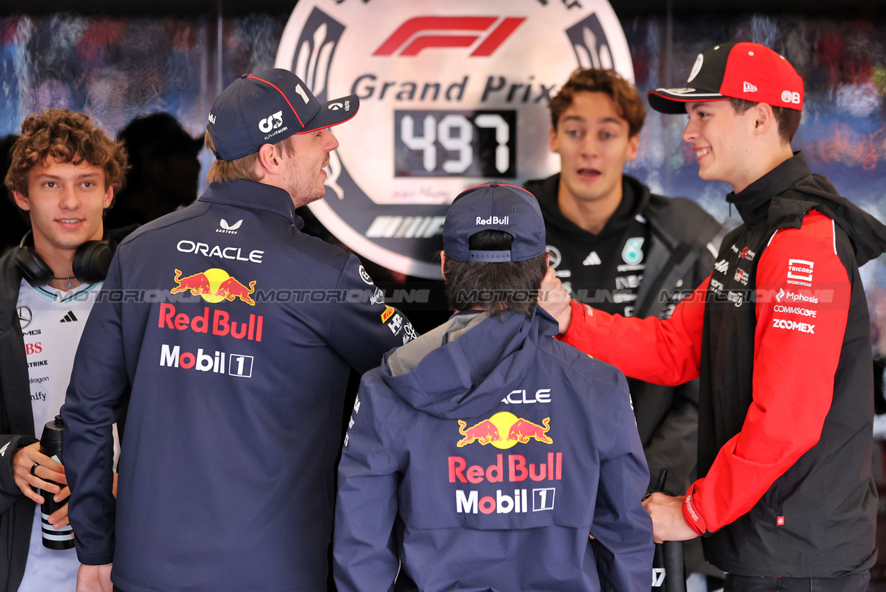GP GRAN BRETAGNA, (L to R): Max Verstappen (NLD) Red Bull Racing with Oliver Bearman (GBR) Haas F1 Team on the drivers' parade.

06.07.2025. Formula 1 World Championship, Rd 12, British Grand Prix, Silverstone, England, Gara Day.

- www.xpbimages.com, EMail: requests@xpbimages.com © Copyright: Davenport / XPB Images