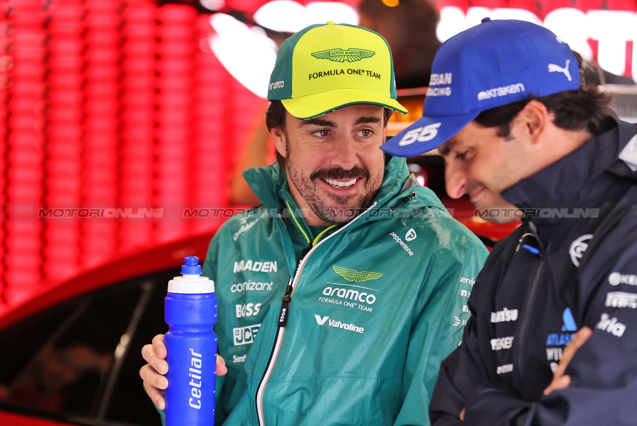 GP GRAN BRETAGNA, (L to R): Fernando Alonso (ESP) Aston Martin F1 Team with Carlos Sainz (ESP) Atlassian Williams Racing on the drivers' parade.

06.07.2025. Formula 1 World Championship, Rd 12, British Grand Prix, Silverstone, England, Gara Day.

- www.xpbimages.com, EMail: requests@xpbimages.com © Copyright: Davenport / XPB Images