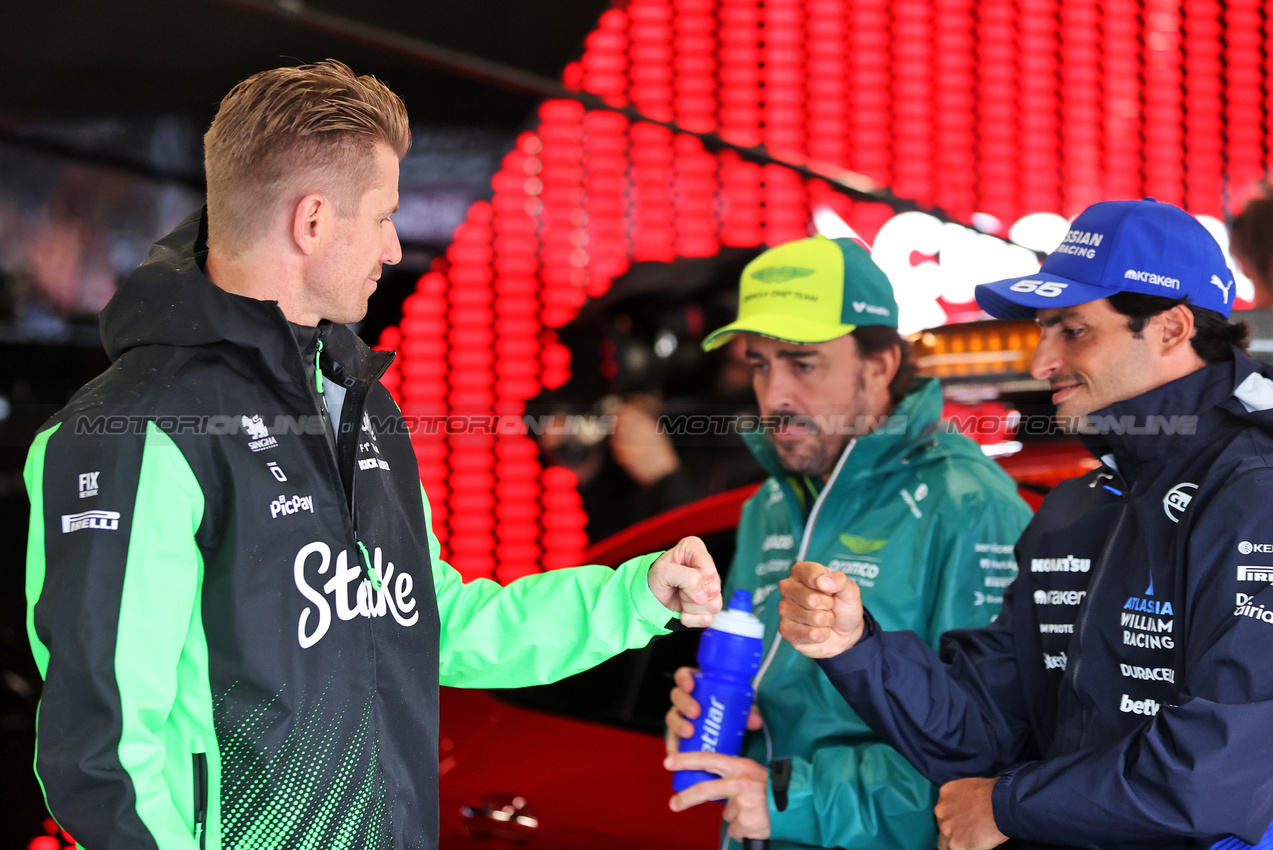 GP GRAN BRETAGNA, (L to R): Nico Hulkenberg (GER) Sauber with Fernando Alonso (ESP) Aston Martin F1 Team e Carlos Sainz (ESP) Atlassian Williams Racing on the drivers' parade.

06.07.2025. Formula 1 World Championship, Rd 12, British Grand Prix, Silverstone, England, Gara Day.

- www.xpbimages.com, EMail: requests@xpbimages.com © Copyright: Davenport / XPB Images
