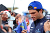 GP GRAN BRETAGNA, Carlos Sainz (ESP) Atlassian Williams Racing with fans.

06.07.2025. Formula 1 World Championship, Rd 12, British Grand Prix, Silverstone, England, Gara Day.

 - www.xpbimages.com, EMail: requests@xpbimages.com © Copyright: Rew / XPB Images