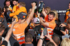 GP GRAN BRETAGNA, Gara winner Lando Norris (GBR) McLaren celebrates with the team.

06.07.2025. Formula 1 World Championship, Rd 12, British Grand Prix, Silverstone, England, Gara Day.

- www.xpbimages.com, EMail: requests@xpbimages.com © Copyright: Moy / XPB Images