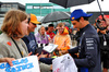 GP GRAN BRETAGNA, Carlos Sainz (ESP) Atlassian Williams Racing with fans.

06.07.2025. Formula 1 World Championship, Rd 12, British Grand Prix, Silverstone, England, Gara Day.

- www.xpbimages.com, EMail: requests@xpbimages.com © Copyright: Batchelor / XPB Images