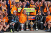 GP GRAN BRETAGNA, (L to R): Lando Norris (GBR) McLaren; Zak Brown (USA) McLaren Executive Director; e Oscar Piastri (AUS) McLaren celebrate a 1-2 finish with the team.

06.07.2025. Formula 1 World Championship, Rd 12, British Grand Prix, Silverstone, England, Gara Day.

- www.xpbimages.com, EMail: requests@xpbimages.com © Copyright: Davenport / XPB Images