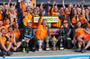 GP GRAN BRETAGNA, (L to R): Lando Norris (GBR) McLaren; Zak Brown (USA) McLaren Executive Director; e Oscar Piastri (AUS) McLaren celebrate a 1-2 finish with the team.

06.07.2025. Formula 1 World Championship, Rd 12, British Grand Prix, Silverstone, England, Gara Day.

- www.xpbimages.com, EMail: requests@xpbimages.com © Copyright: Davenport / XPB Images