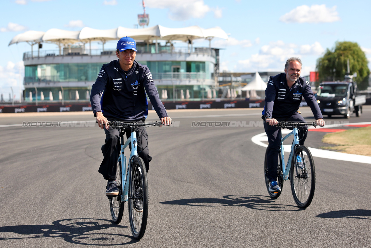 GP GRAN BRETAGNA, Alexander Albon (THA) Atlassian Williams Racing rides the circuit with James Urwin (GBR) Atlassian Williams Racing Gara Engineer.

03.07.2025. Formula 1 World Championship, Rd 12, British Grand Prix, Silverstone, England, Preparation Day.

- www.xpbimages.com, EMail: requests@xpbimages.com © Copyright: Bearne / XPB Images