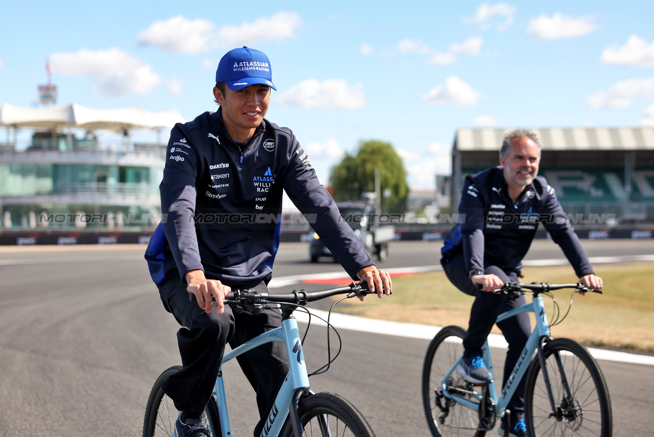 GP GRAN BRETAGNA, Alexander Albon (THA) Atlassian Williams Racing rides the circuit with James Urwin (GBR) Atlassian Williams Racing Gara Engineer.

03.07.2025. Formula 1 World Championship, Rd 12, British Grand Prix, Silverstone, England, Preparation Day.

- www.xpbimages.com, EMail: requests@xpbimages.com © Copyright: Bearne / XPB Images