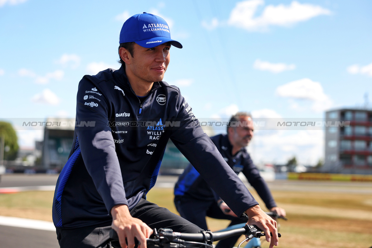 GP GRAN BRETAGNA, Alexander Albon (THA) Atlassian Williams Racing rides the circuit with James Urwin (GBR) Atlassian Williams Racing Gara Engineer.

03.07.2025. Formula 1 World Championship, Rd 12, British Grand Prix, Silverstone, England, Preparation Day.

- www.xpbimages.com, EMail: requests@xpbimages.com © Copyright: Bearne / XPB Images