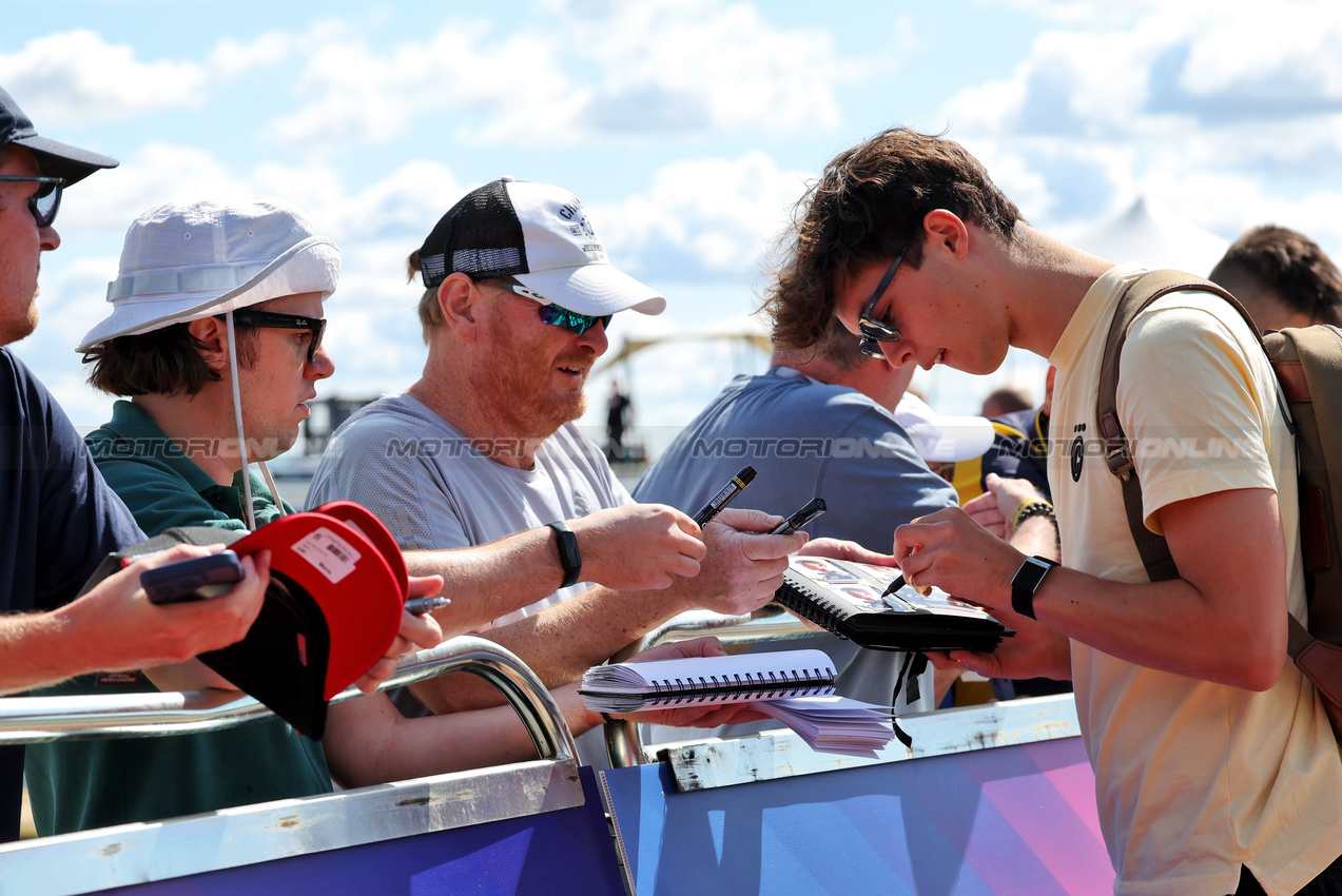 GP GRAN BRETAGNA, Oliver Bearman (GBR) Haas F1 Team with fans.

03.07.2025. Formula 1 World Championship, Rd 12, British Grand Prix, Silverstone, England, Preparation Day.

 - www.xpbimages.com, EMail: requests@xpbimages.com © Copyright: Rew / XPB Images