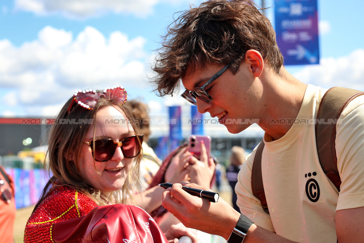 GP GRAN BRETAGNA, Oliver Bearman (GBR) Haas F1 Team with fans.

03.07.2025. Formula 1 World Championship, Rd 12, British Grand Prix, Silverstone, England, Preparation Day.

 - www.xpbimages.com, EMail: requests@xpbimages.com © Copyright: Rew / XPB Images